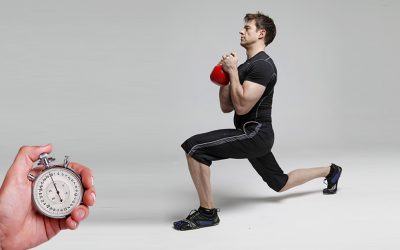 Cuatro rutinas EMOM para aprovechar el tiempo en el gym
