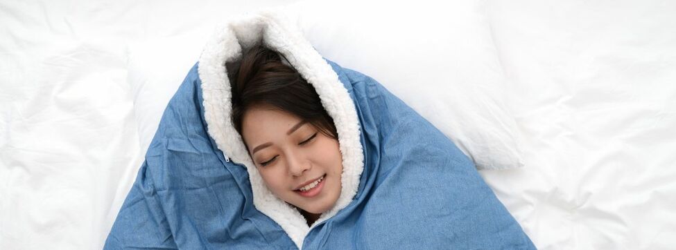 Dormir bajo una manta de 10 kilos para descansar más y calmarse