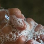 El paraíso de los virus: la cuarta parte de los españoles no se lava las manos tras ir al baño