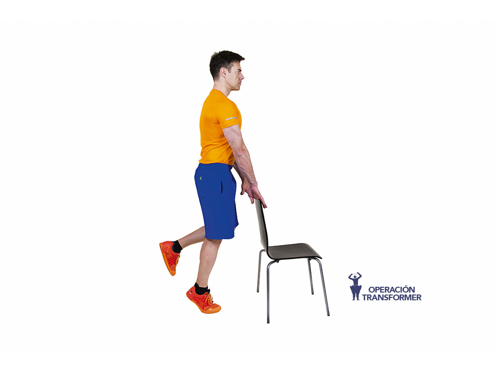 de puntillas con silla