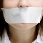 Por qué taparse la boca con esparadrapo para dormir