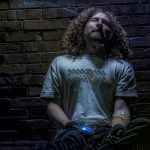 Por qué nos enganchamos al "doomscrolling" y cómo superar la adicción a las malas noticias