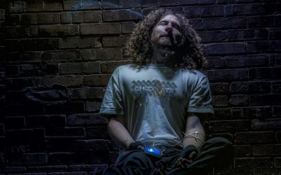 Por qué nos enganchamos al «doomscrolling» y cómo superar la adicción a las malas noticias